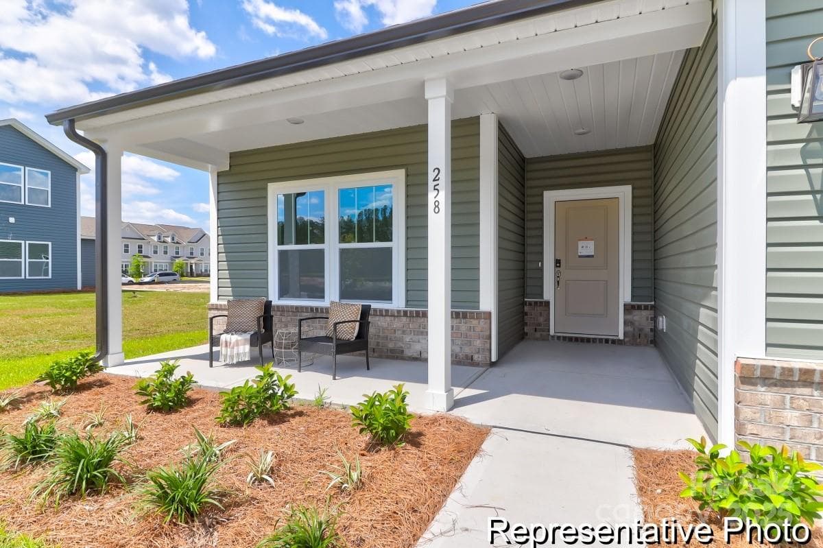 Single Family Residence at 1753 Autumn Banks Way, High Shoals, photo 2 of 17