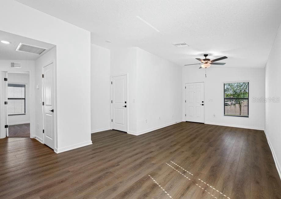 Single Family Residence at 657 BLACKTHORN DR, LAKELAND, photo 2 of 9