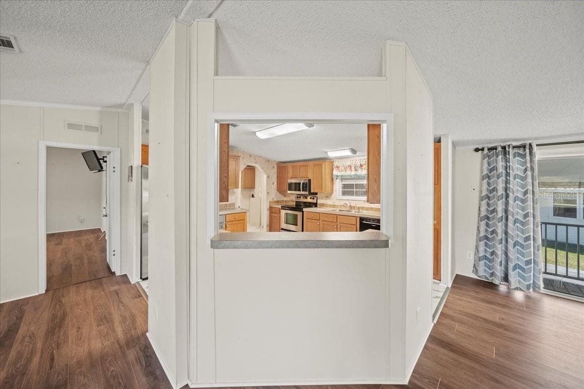 A pass-through window from the living area into the kitchen - 101 EDGEWOOD BLVD, LAKE WALES