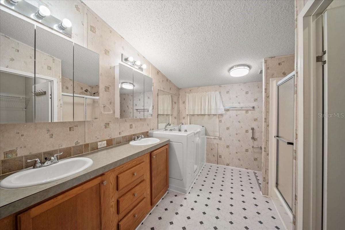 Primary bathroom - 101 EDGEWOOD BLVD, LAKE WALES