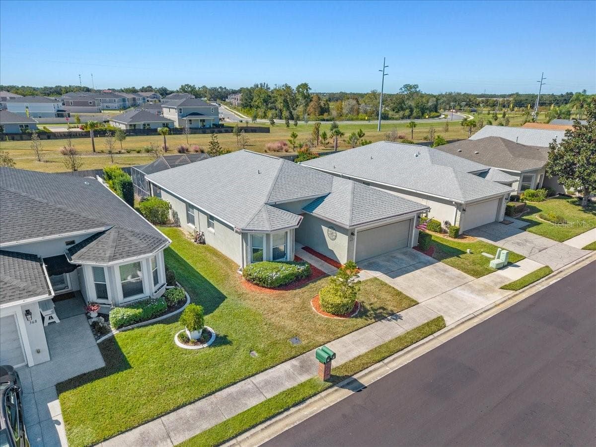 Welcome to 364 Lake Suzanne Drive- Step inside and make it yours! - 364 LAKE SUZANNE DR, LAKE WALES