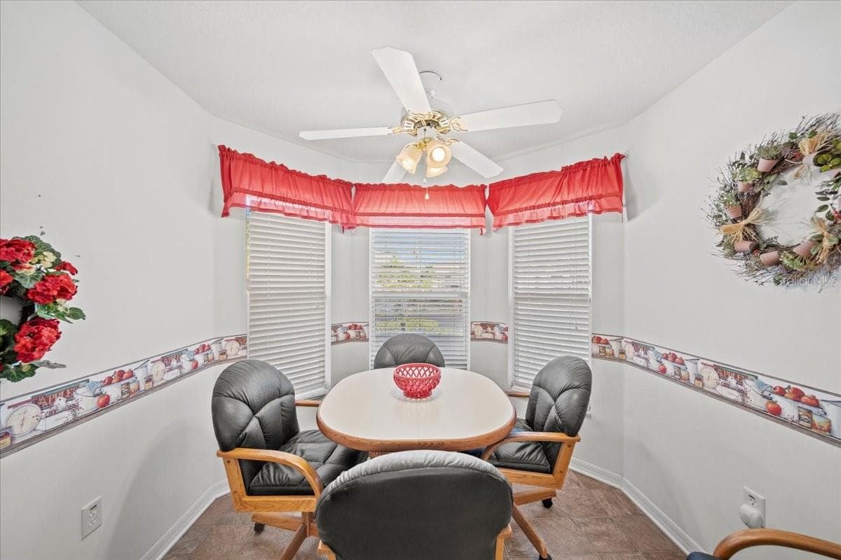 Breakfast nook - 364 LAKE SUZANNE DR, LAKE WALES