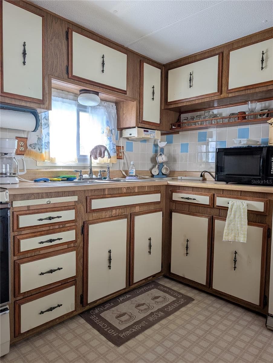 Mobile Home at 82010 A ST N #10, PINELLAS PARK, photo 32 of 71