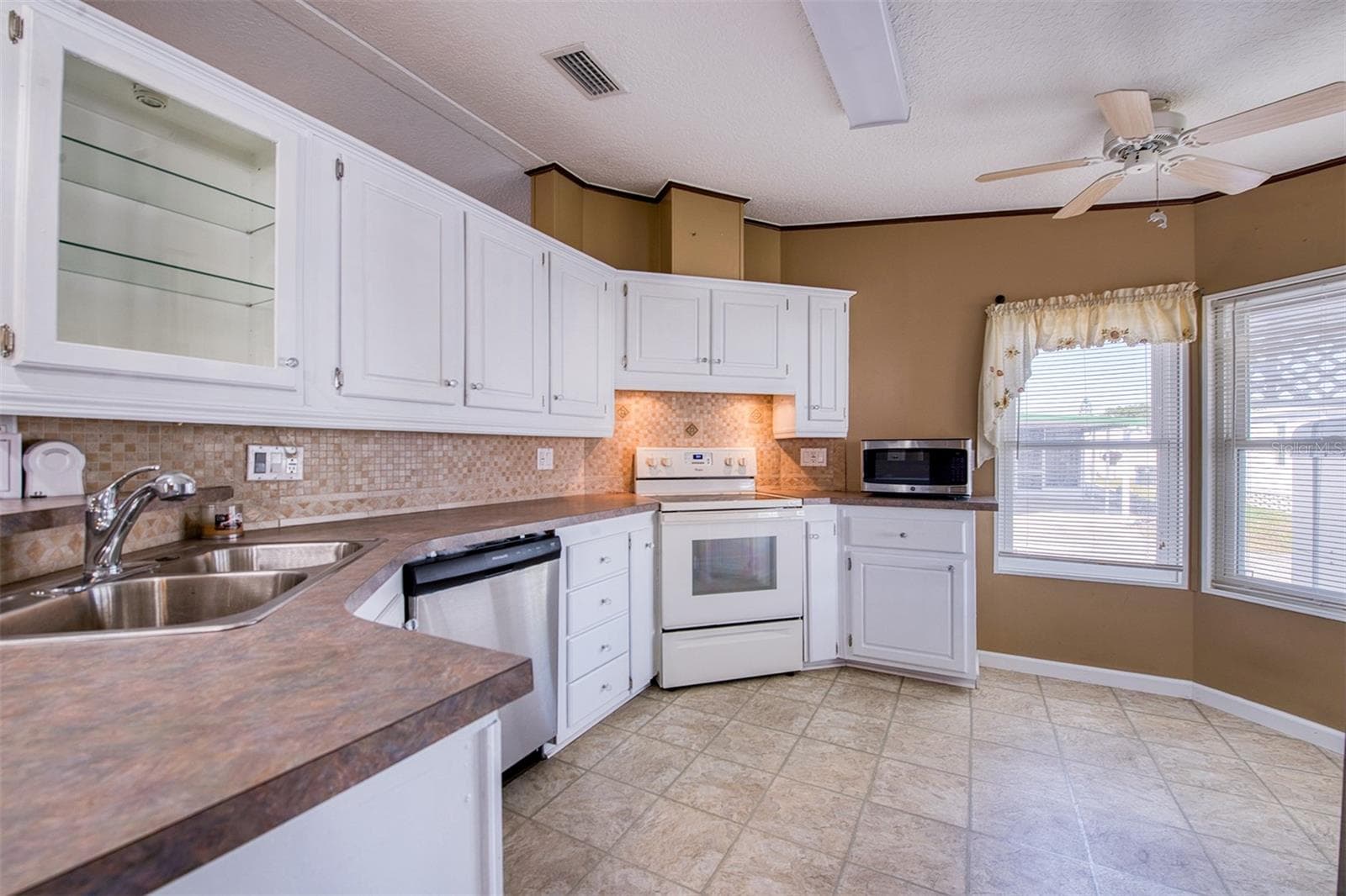 Manufactured Home at 403 BLUE MARLIN DR, OLDSMAR, photo 3 of 38