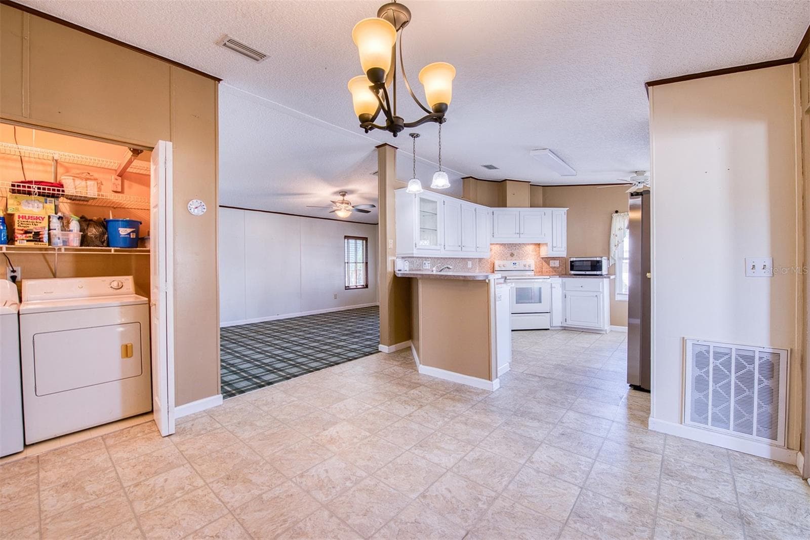 Manufactured Home at 403 BLUE MARLIN DR, OLDSMAR, photo 8 of 38
