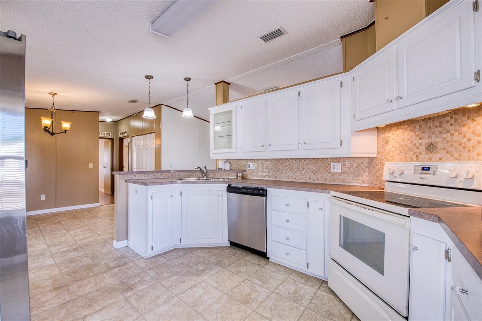 Manufactured Home at 403 BLUE MARLIN DR, OLDSMAR, photo 11 of 38