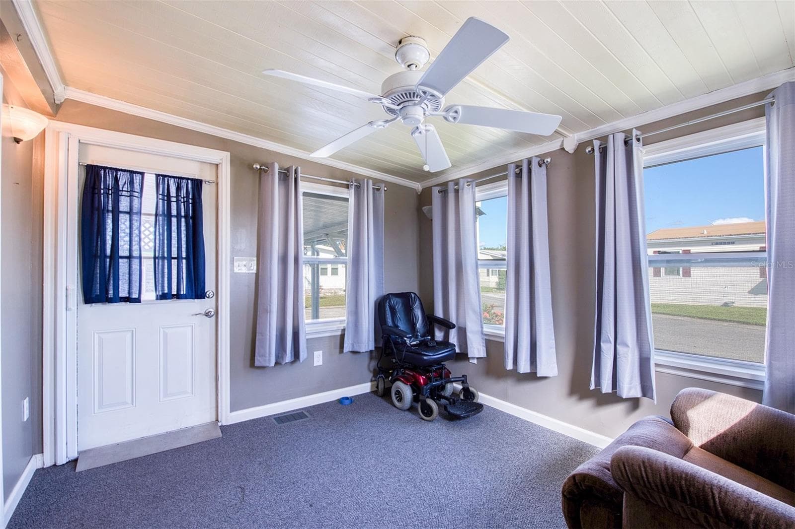 Manufactured Home at 403 BLUE MARLIN DR, OLDSMAR, photo 14 of 38