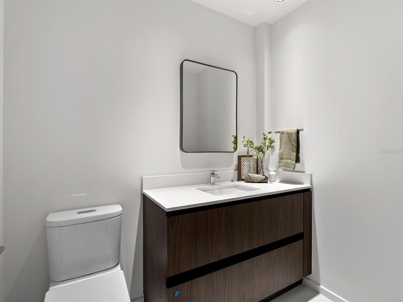 Powder Room perfect for entertaining guests - 1020 SUNSET POINT RD #103, CLEARWATER