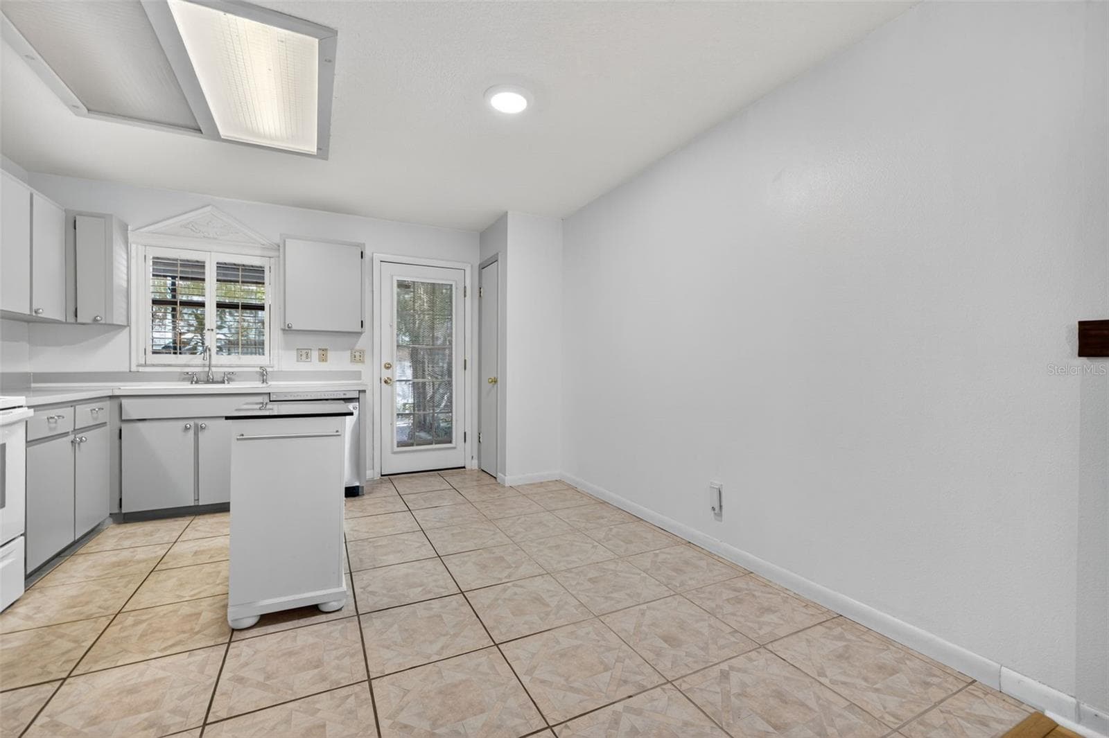 Single Family Residence at 7016 2ND ST N, ST PETERSBURG, photo 8 of 31