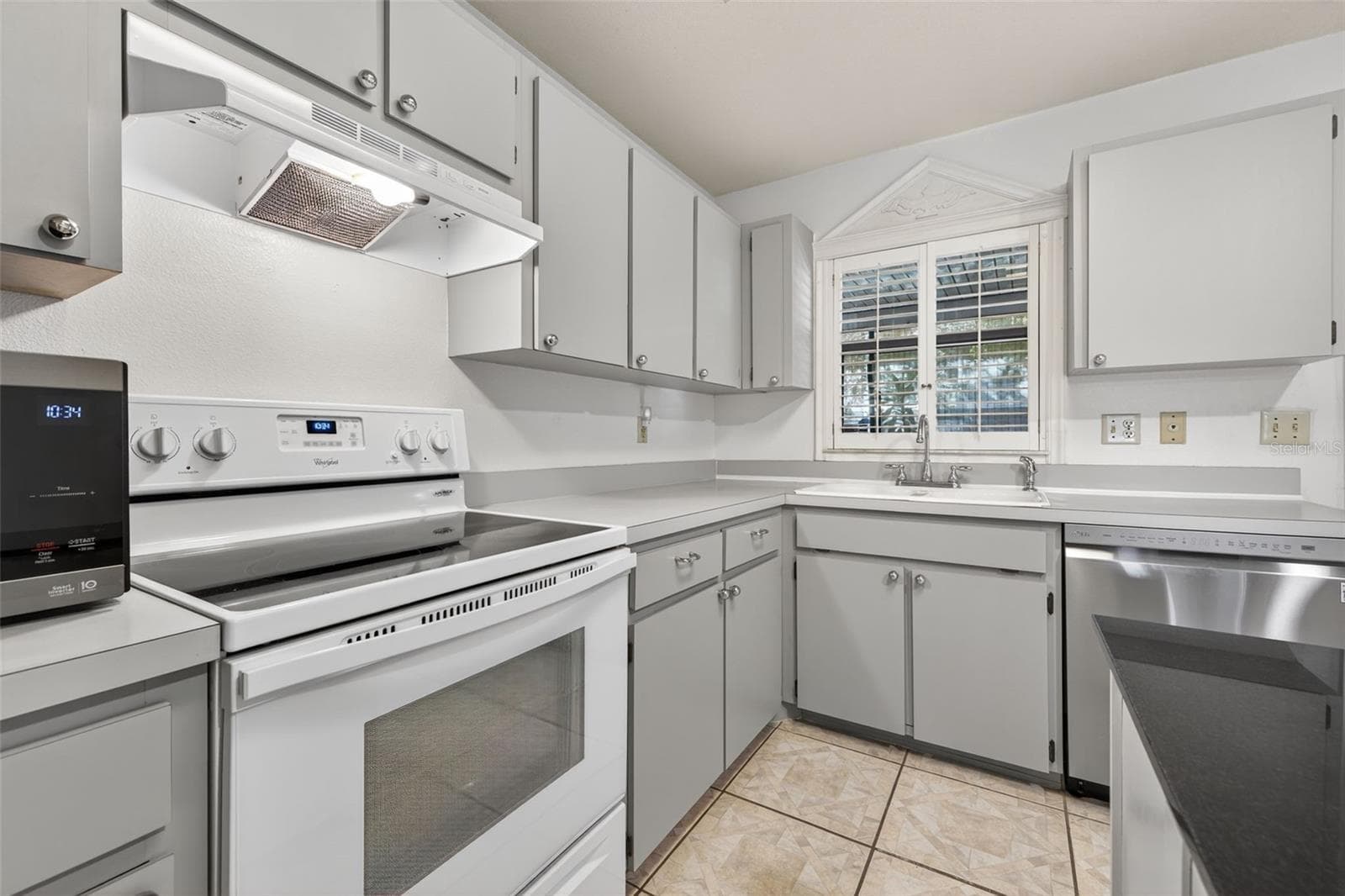 Single Family Residence at 7016 2ND ST N, ST PETERSBURG, photo 9 of 31