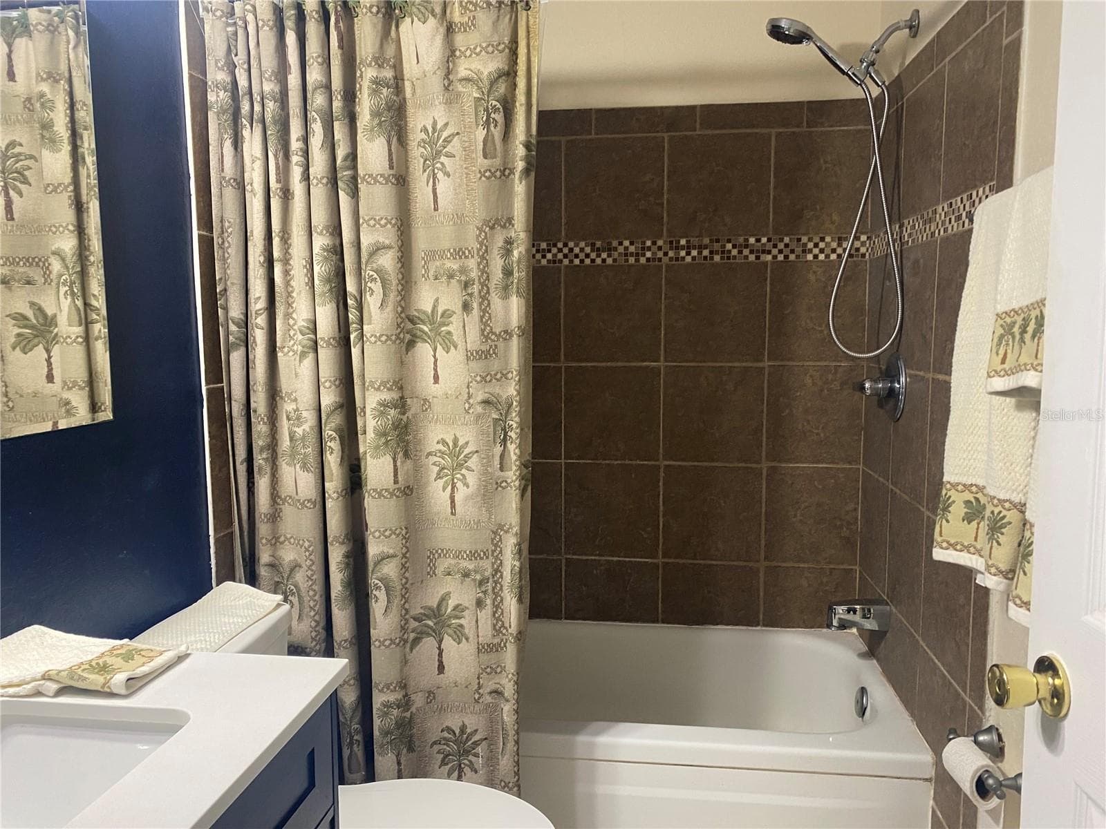 Upgraded tile in the tub/shower. - 4409 CLUB CIR, LAKE WALES