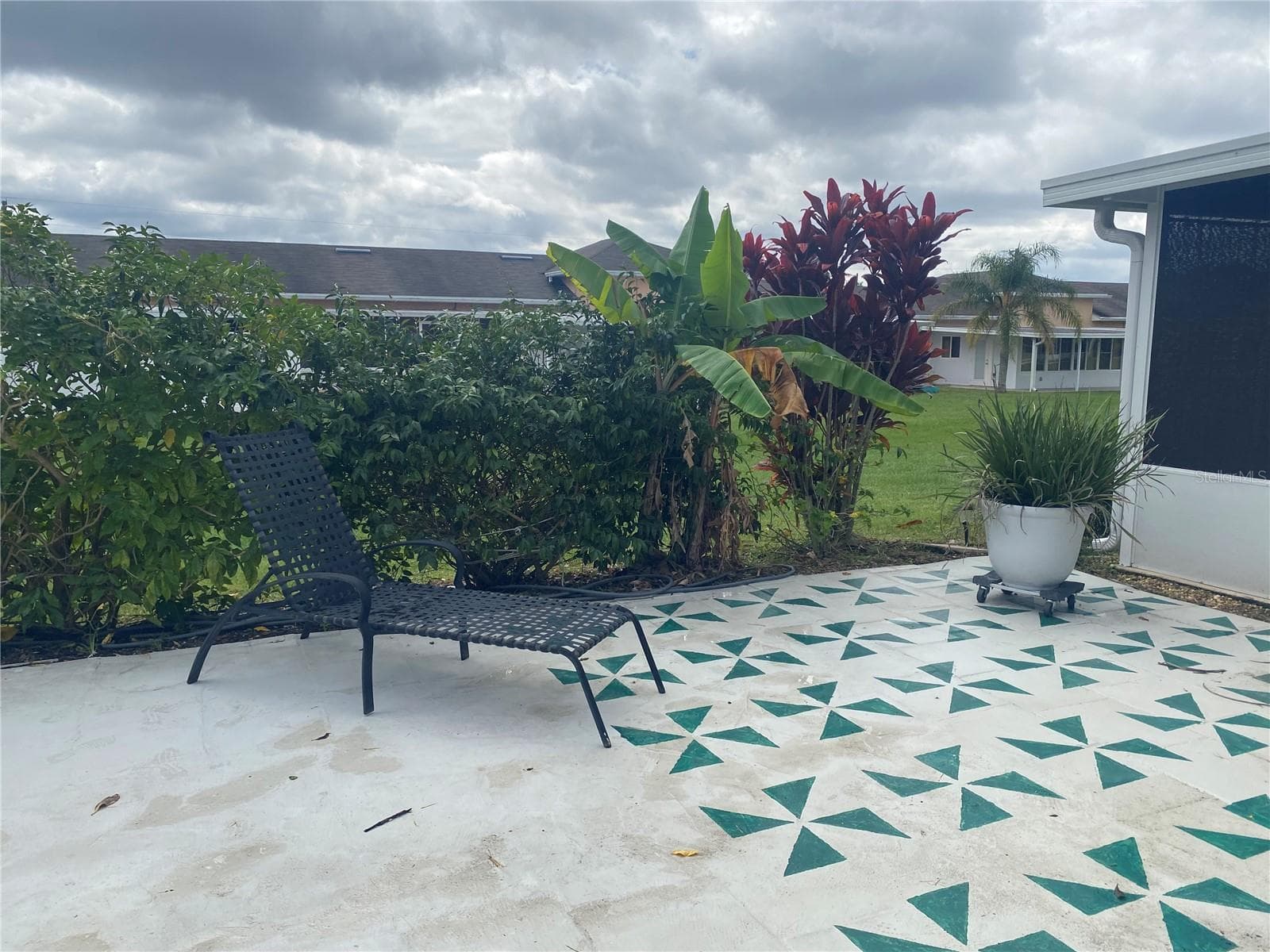Beautiful landscaping provides privacy to the back courtyard area. - 4409 CLUB CIR, LAKE WALES