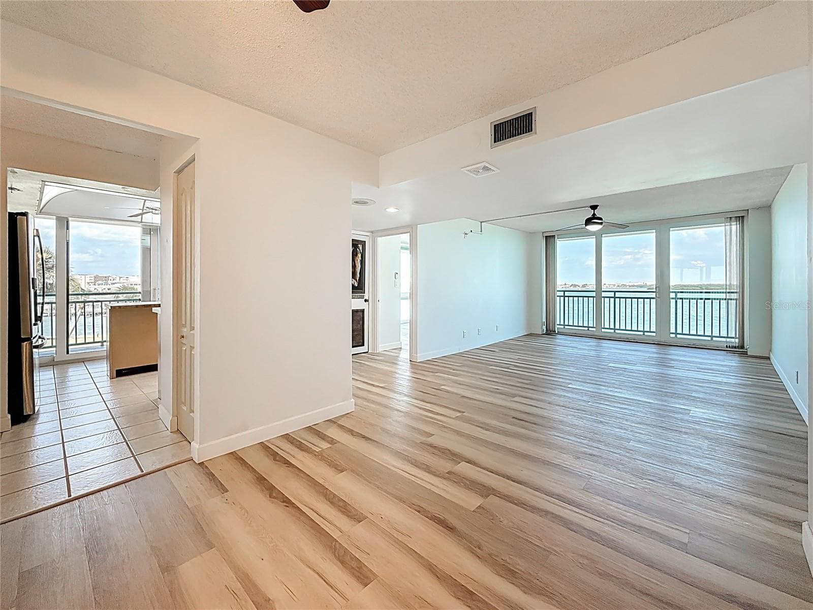 LIVING ROOM - 1 KEY CAPRI #201E, TREASURE ISLAND