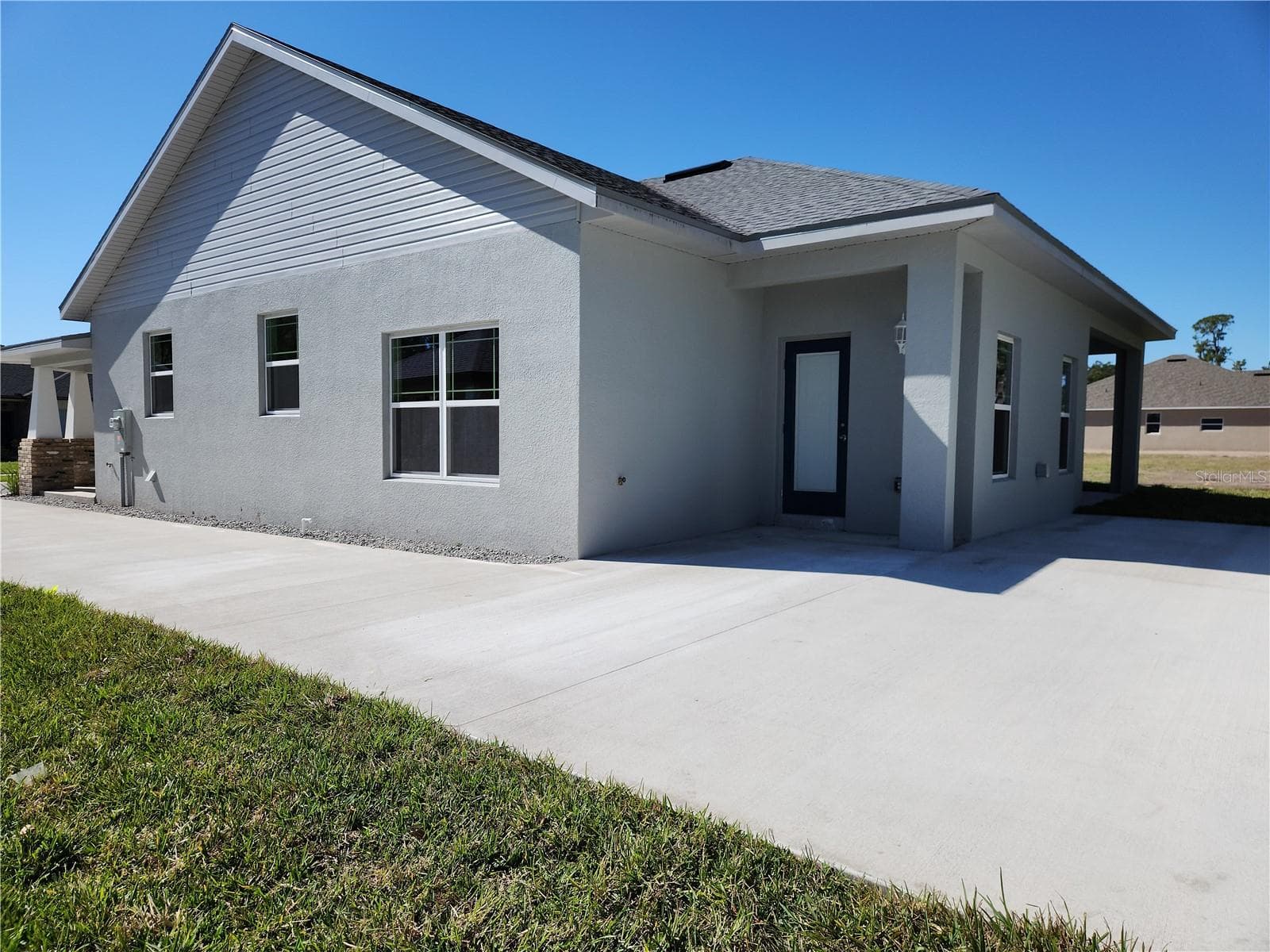 HUGE DRIVEWAY SPACE - 416 SHANNON ESTATES CT, PLANT CITY