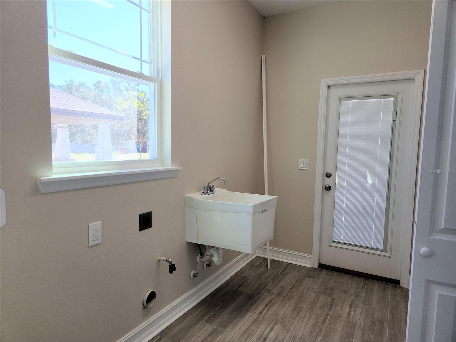 HUGE LAUNDRY ROOM - 416 SHANNON ESTATES CT, PLANT CITY