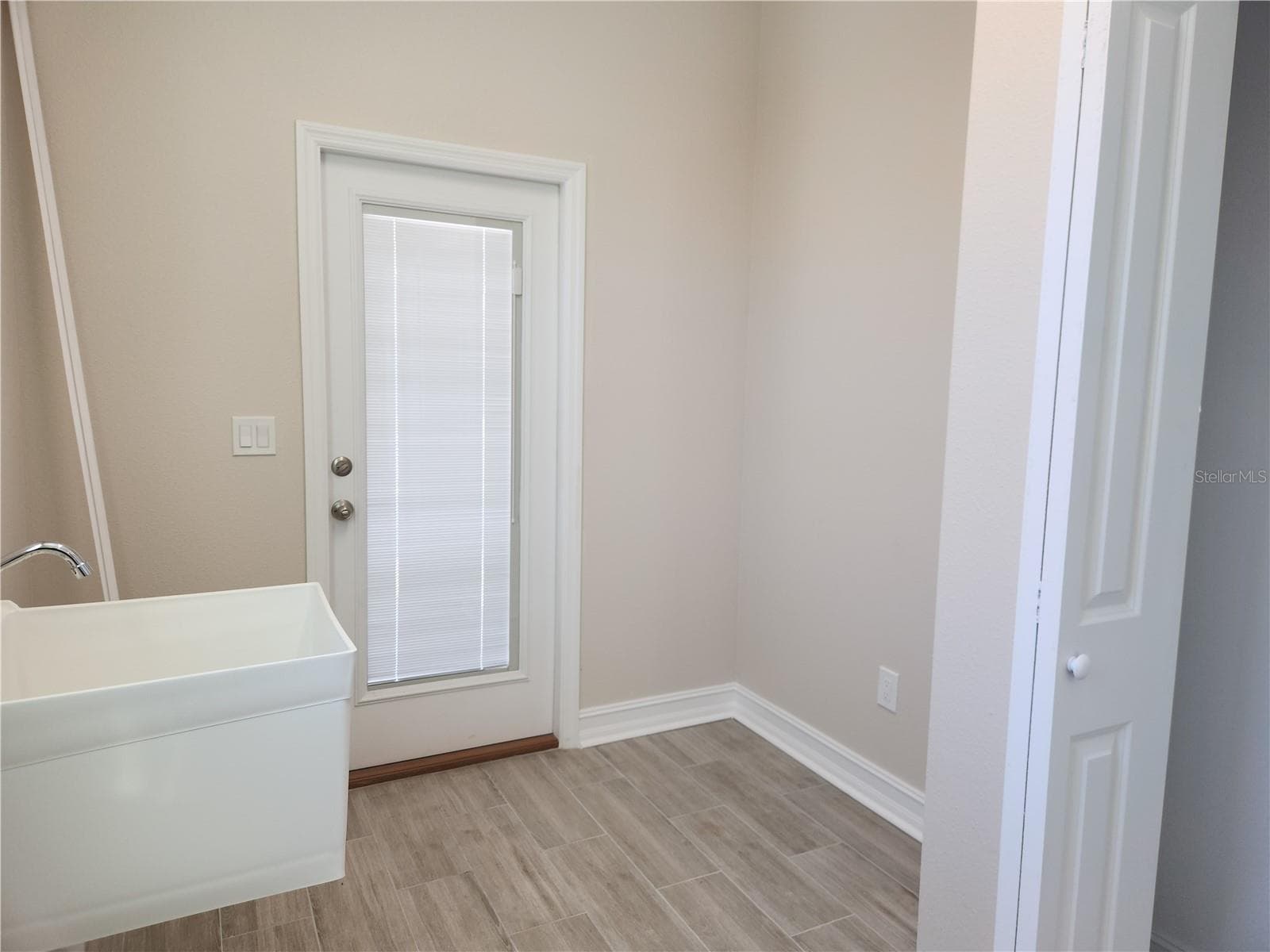 ROOM FOR A FRIDGE - 416 SHANNON ESTATES CT, PLANT CITY