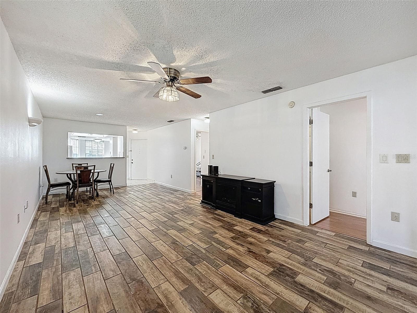 Living/Dining Room Combo - 11403 VERSAILLES LN #E, PORT RICHEY