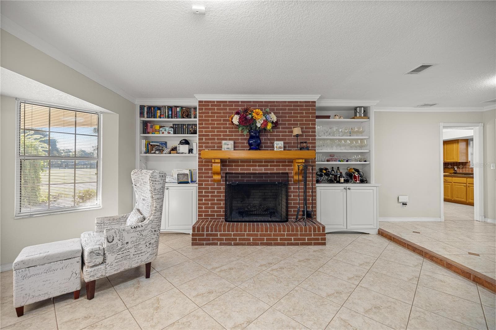 BURNING WOOD FIREPLACE - GREAT ROOM - 9812 SW 74TH AVE, OCALA