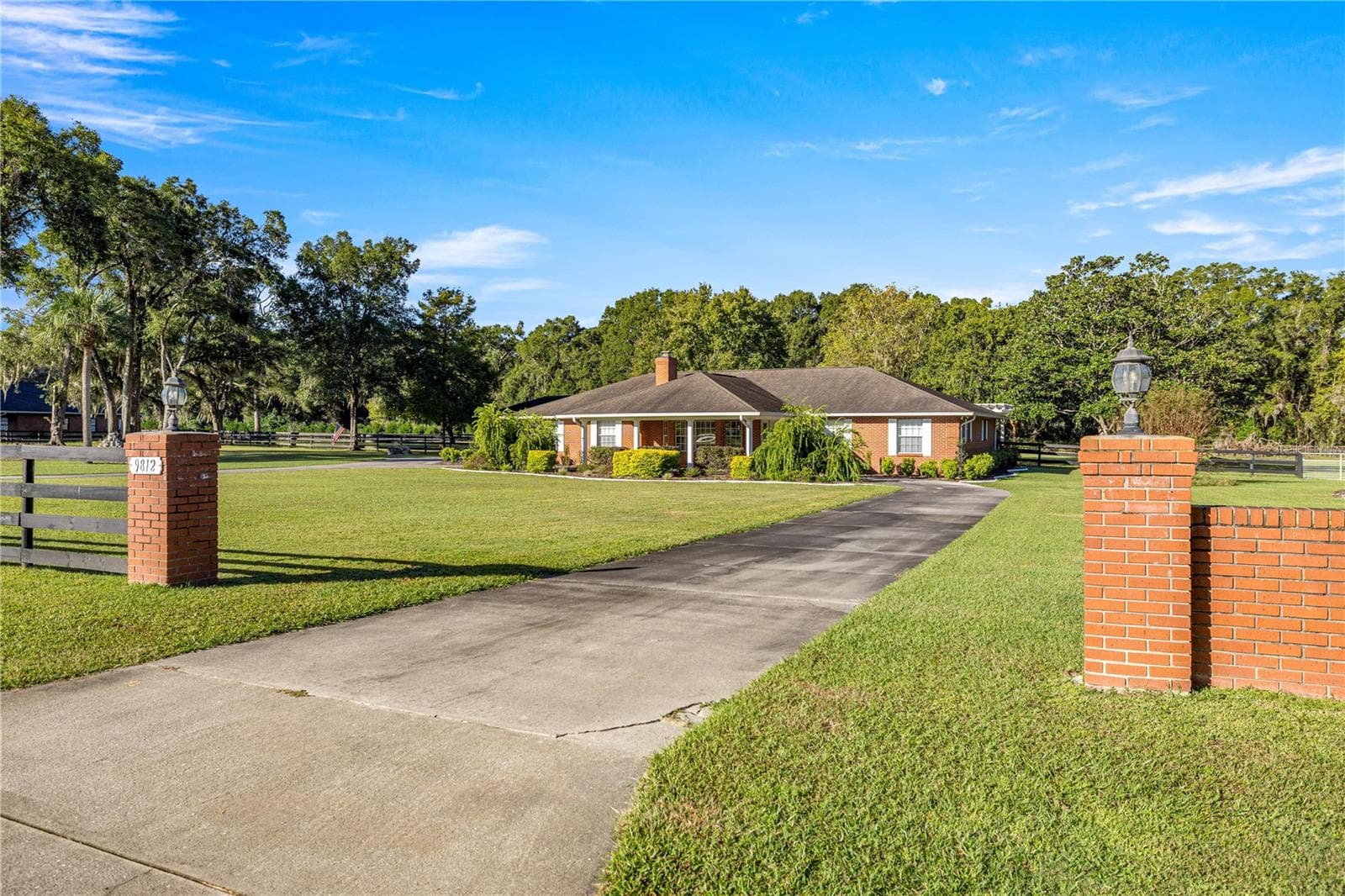 CIRCULAR DRIVEWAY AND HOUSE VIEW - 9812 SW 74TH AVE, OCALA