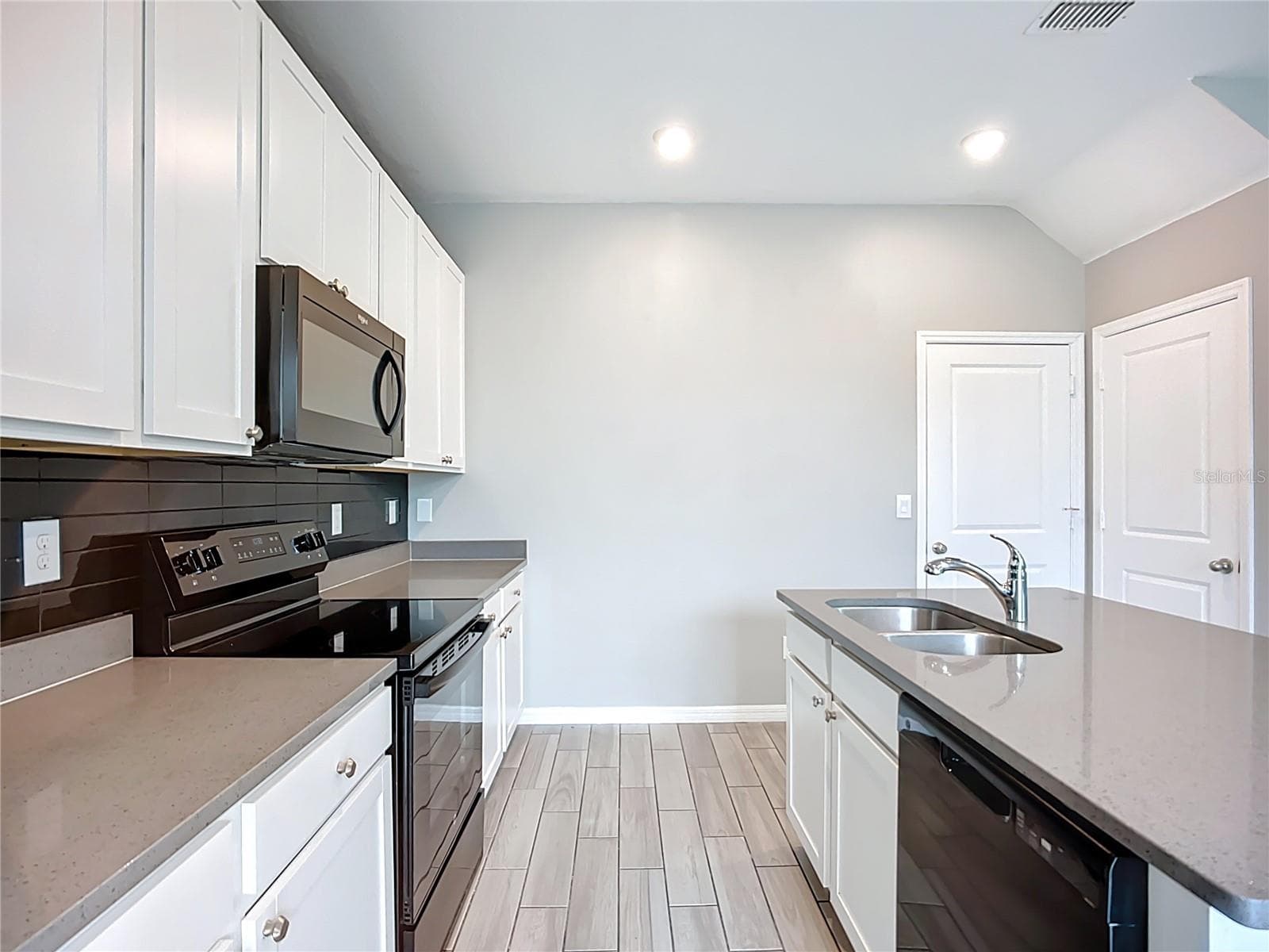 Single Family Residence at 11829 CLARE HILL AVE, RIVERVIEW, photo 16 of 41