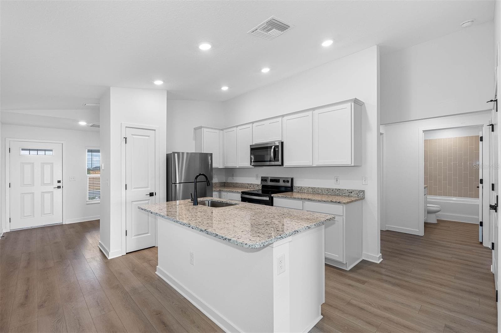 Single Family Residence at 609 BLACKTHORN DR, LAKELAND, photo 3 of 9