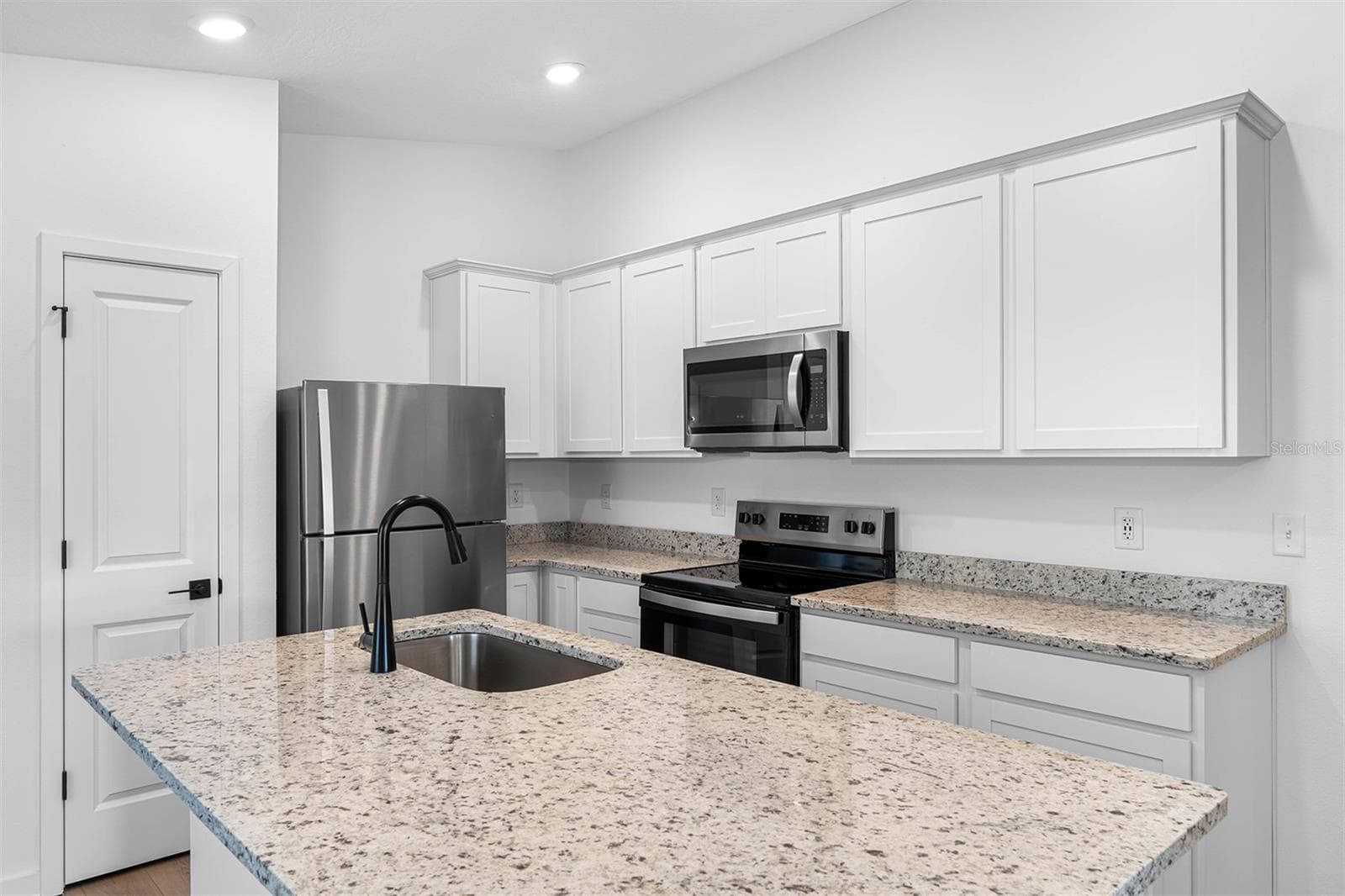 Single Family Residence at 609 BLACKTHORN DR, LAKELAND, photo 4 of 9
