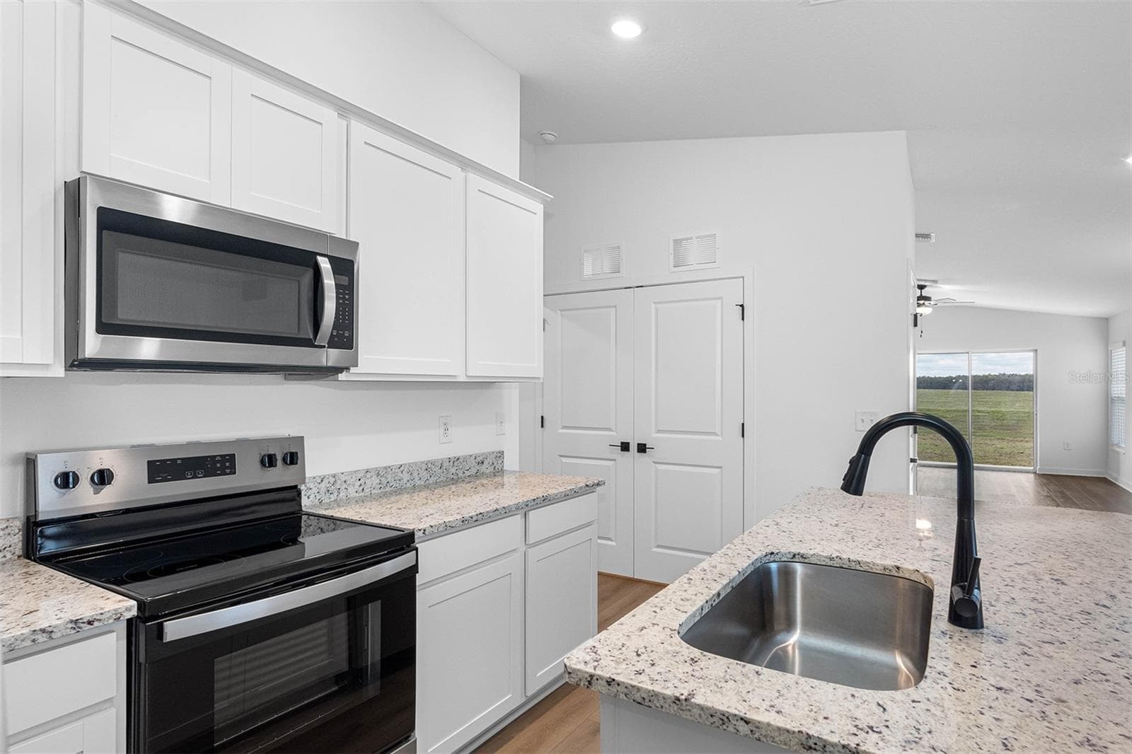 Single Family Residence at 609 BLACKTHORN DR, LAKELAND, photo 5 of 9