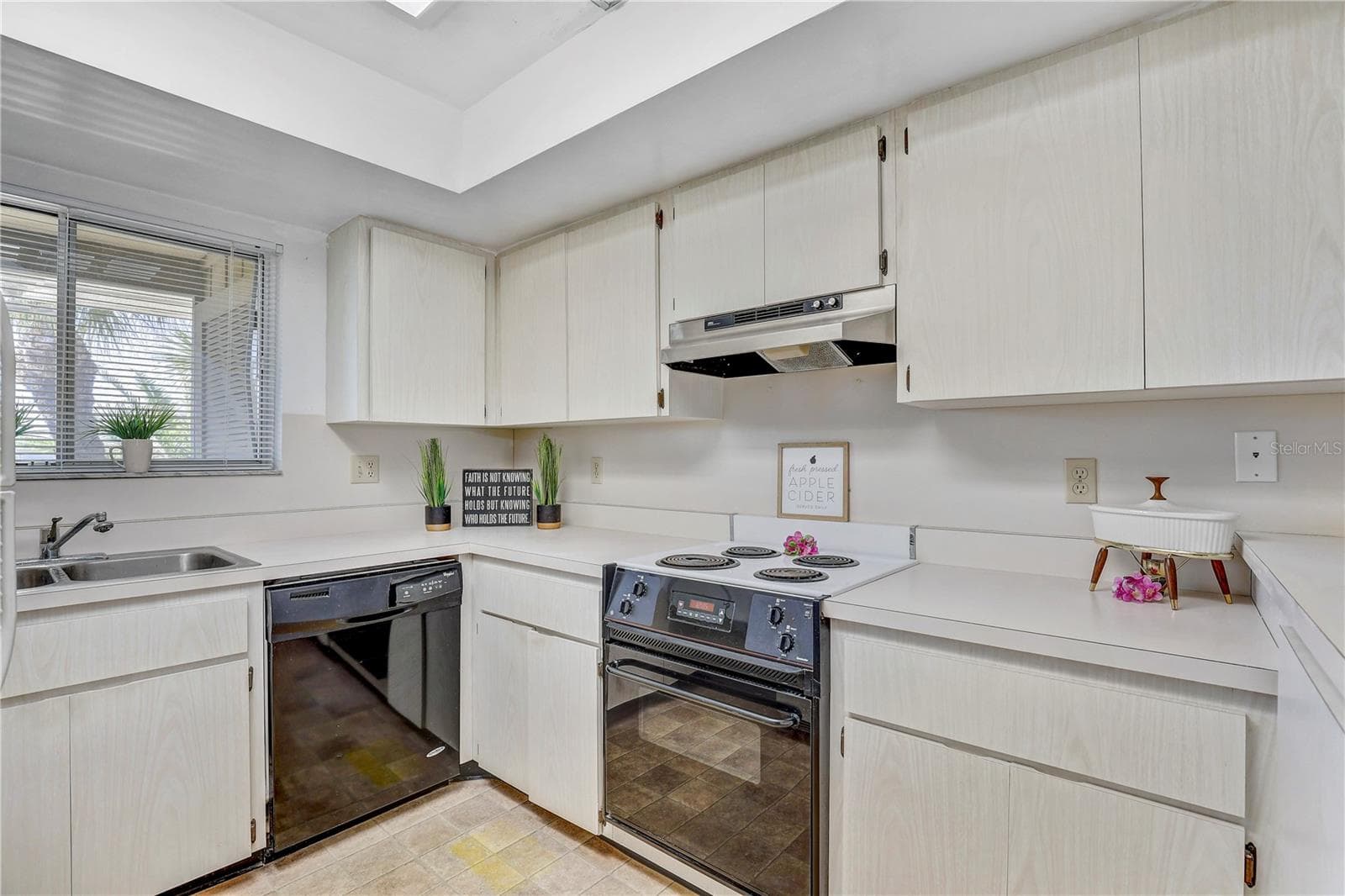 Condominium at 6400 FLOTILLA DR #15, HOLMES BEACH, photo 11 of 37