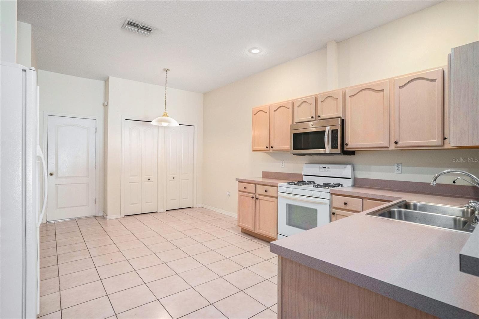 Villa at 1837 RAVENRIDGE ST, WESLEY CHAPEL, photo 8 of 27