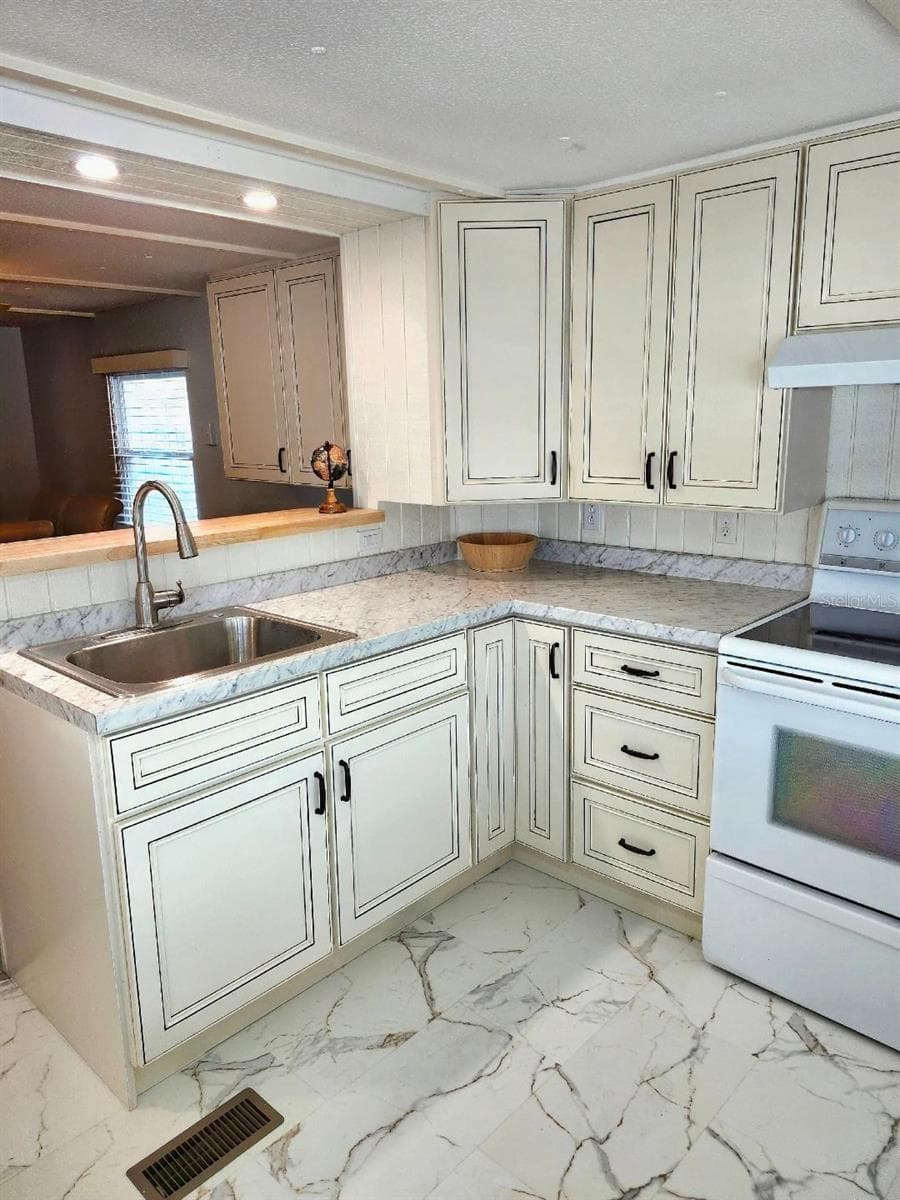Mobile Home at 6505 KANSAS ST, BRADENTON, photo 9 of 48