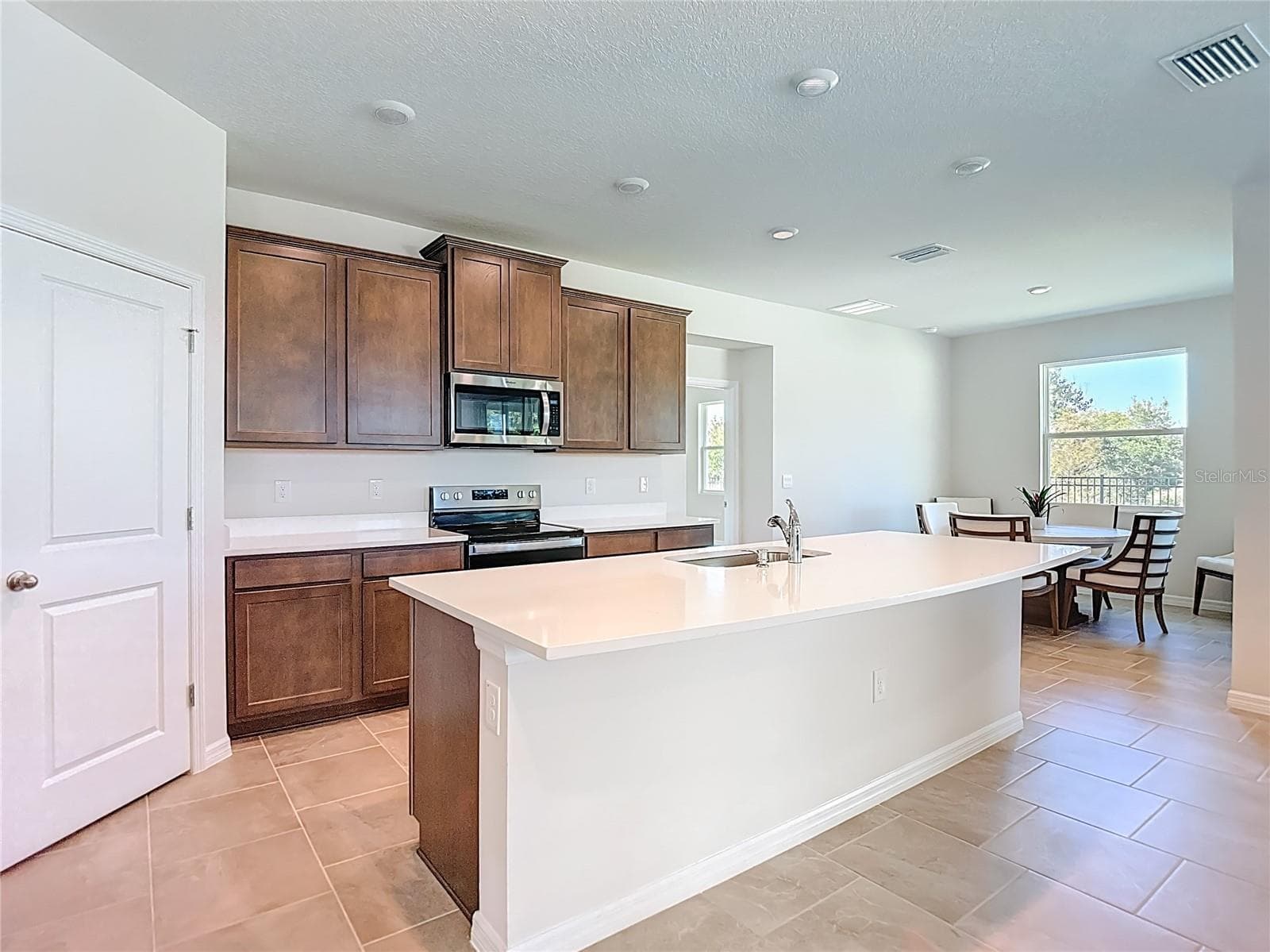 Plenty of Natural Light in The Kitchen!!! - 10471 BRIDGEGATE HEIGHTS LOOP, SAN ANTONIO