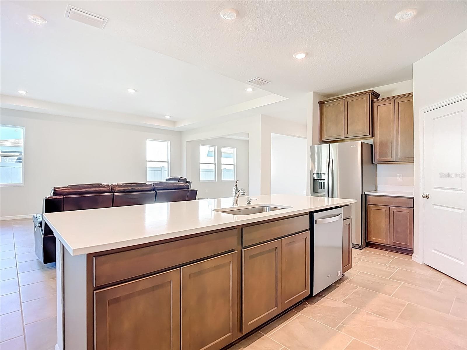 Cabinets and dishwasher in island with dish sink! - 10471 BRIDGEGATE HEIGHTS LOOP, SAN ANTONIO