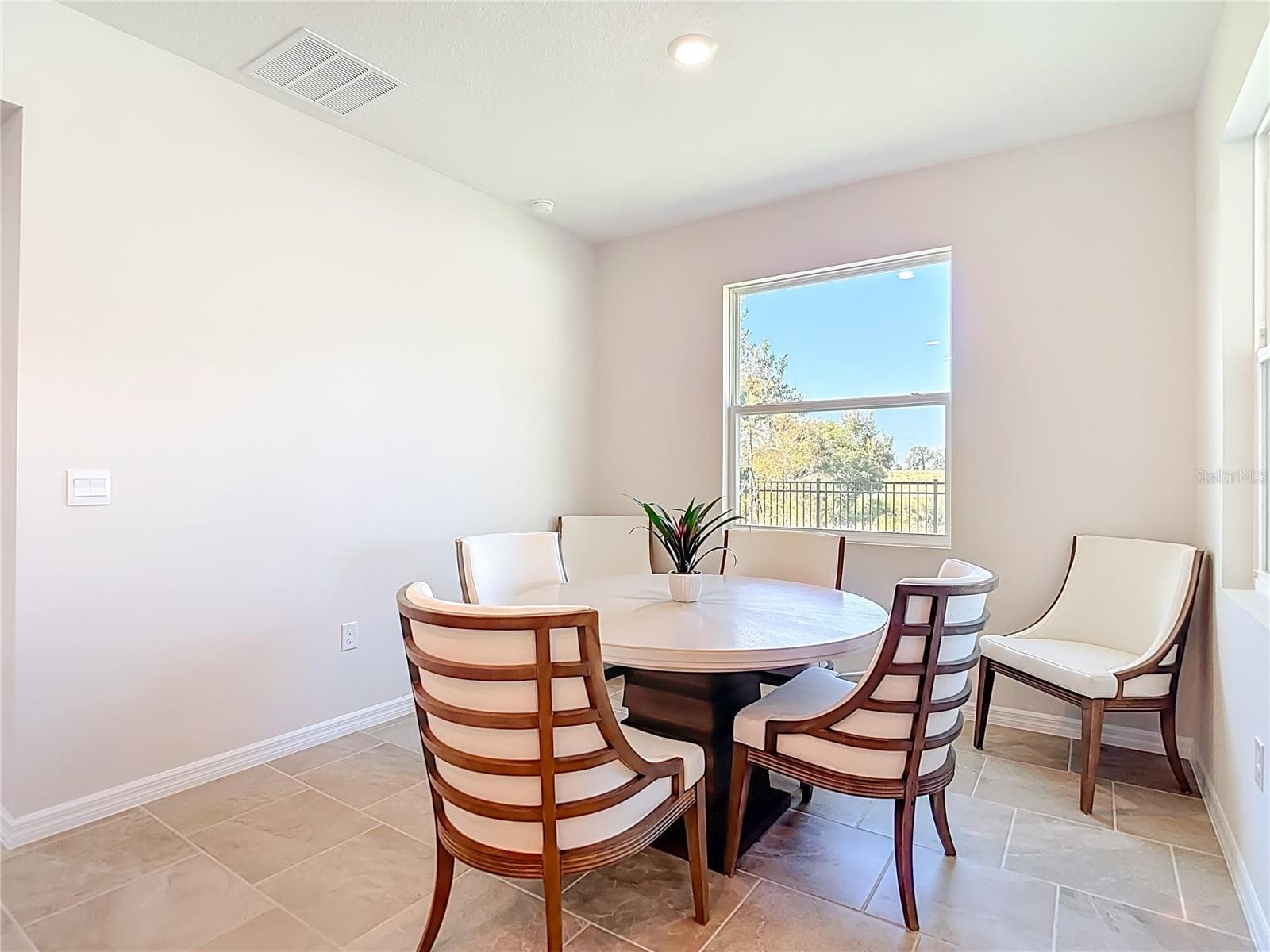 Large Breakfast Nook with a window! Natural Light! - 10471 BRIDGEGATE HEIGHTS LOOP, SAN ANTONIO