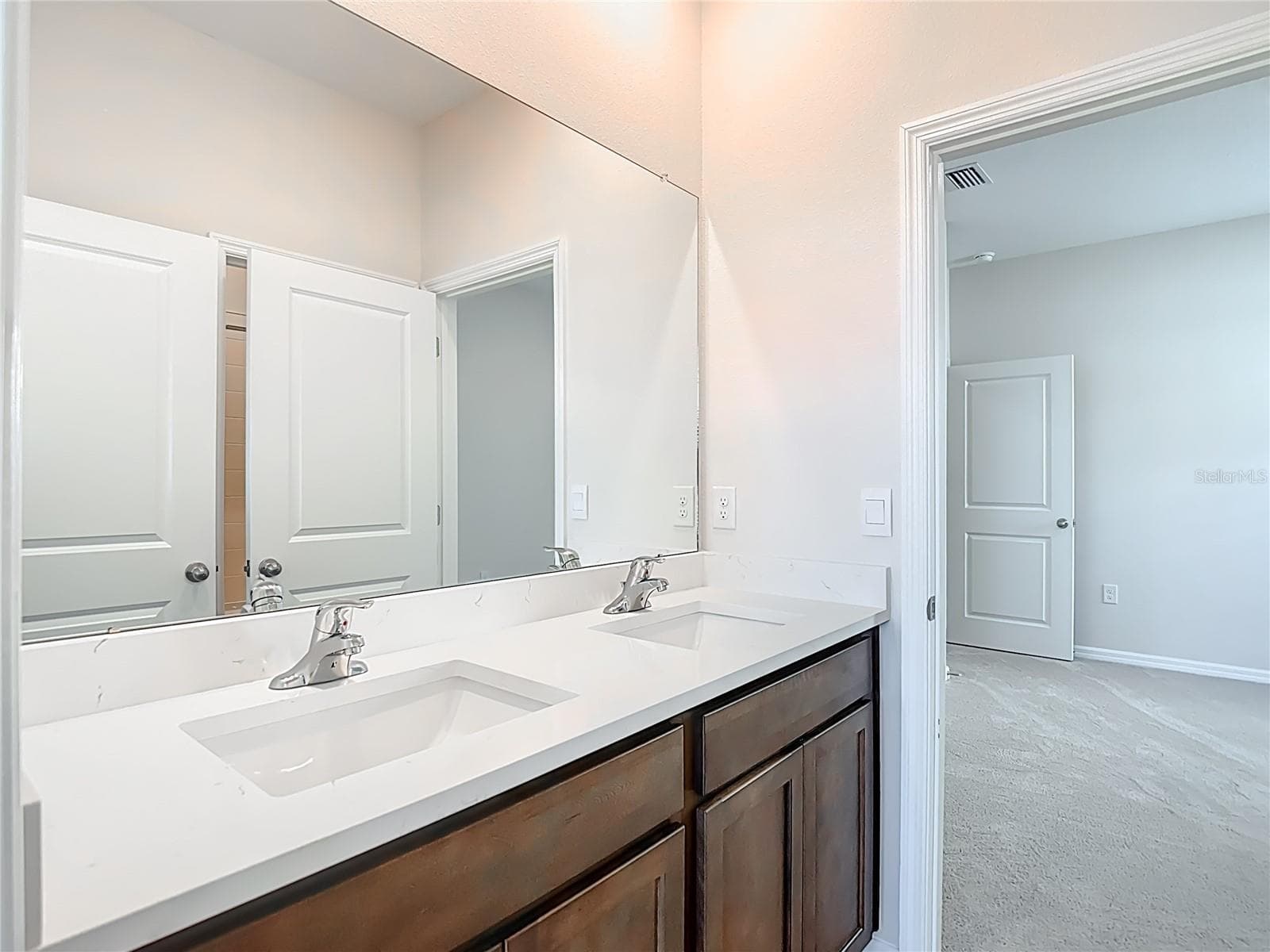 Dual sinks in Jack and Jill bathroom! - 10471 BRIDGEGATE HEIGHTS LOOP, SAN ANTONIO