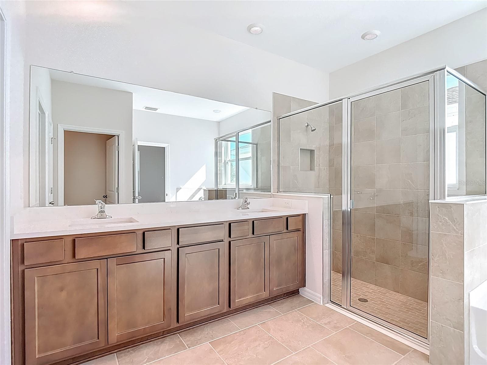 Duel Sinks and Huge walk-in Shower in Primary Bathroom! - 10471 BRIDGEGATE HEIGHTS LOOP, SAN ANTONIO