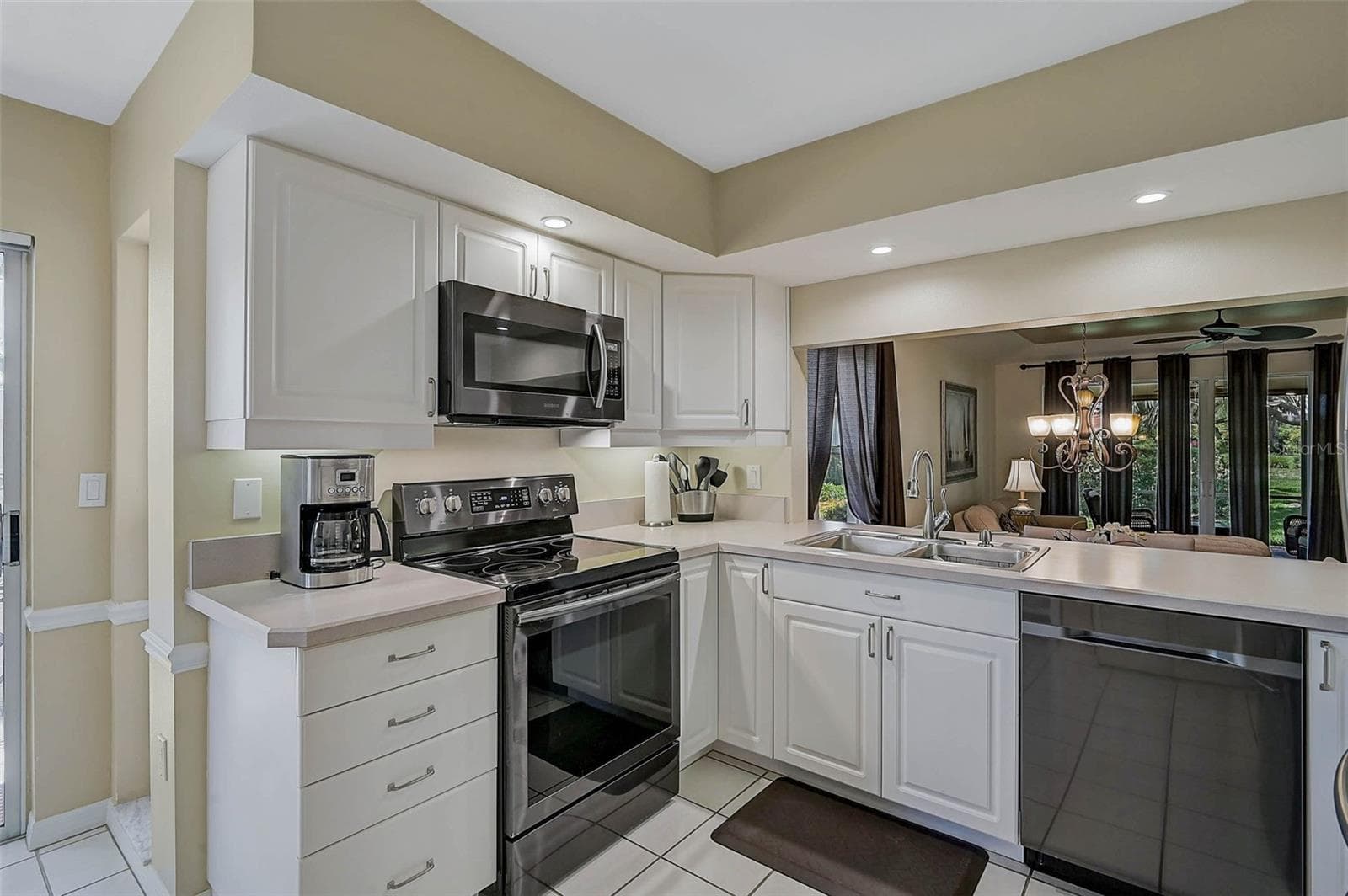Villa at 7341 GOLF POINTE CIR, SARASOTA, photo 10 of 42