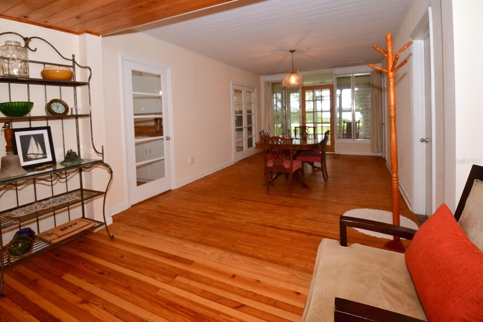 From the Florida Room to the Dining Room with door to the kitchen on the left. - 160 BAYSHORE DR, TERRA CEIA
