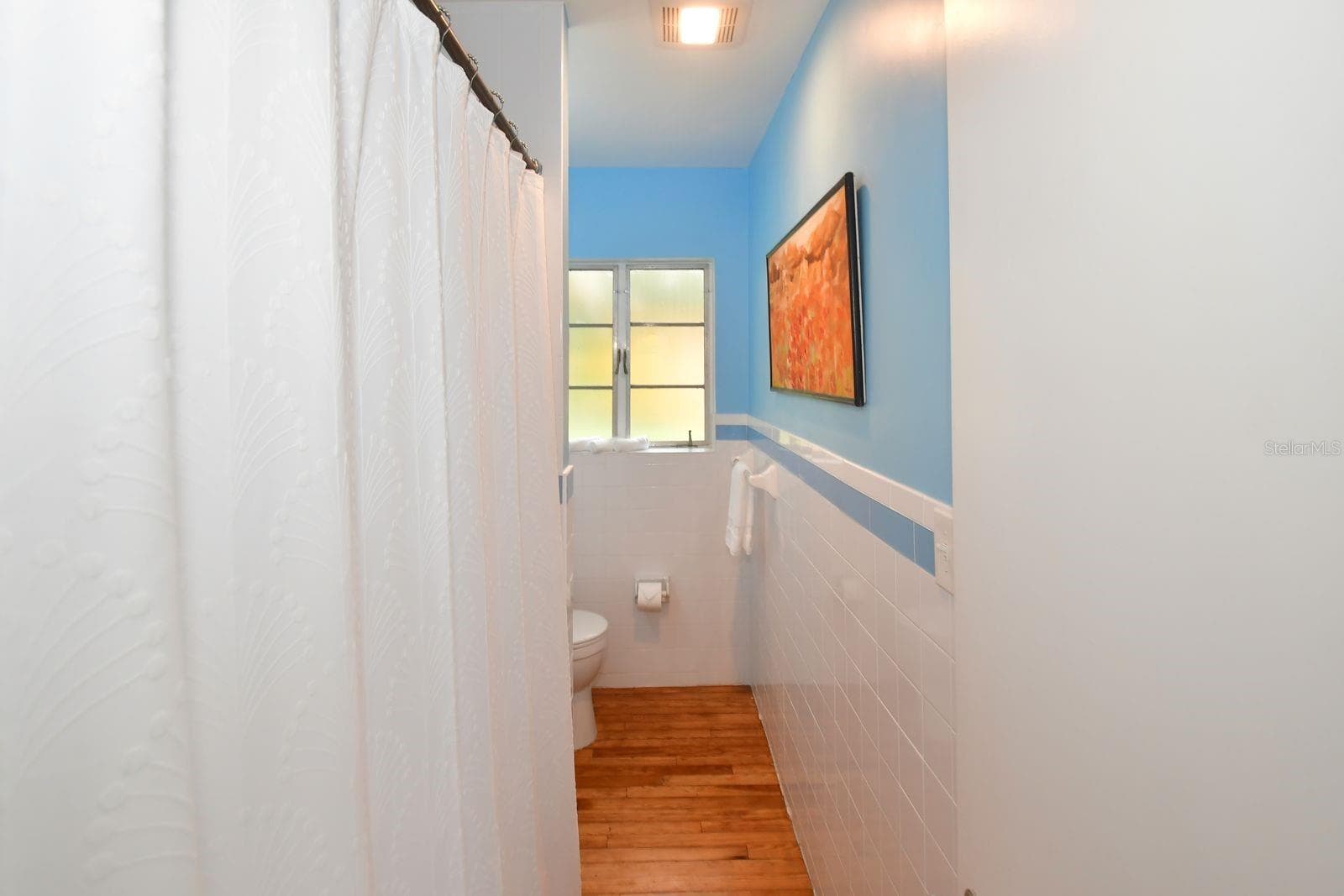 Hall Bath with Tub and Shower - 160 BAYSHORE DR, TERRA CEIA