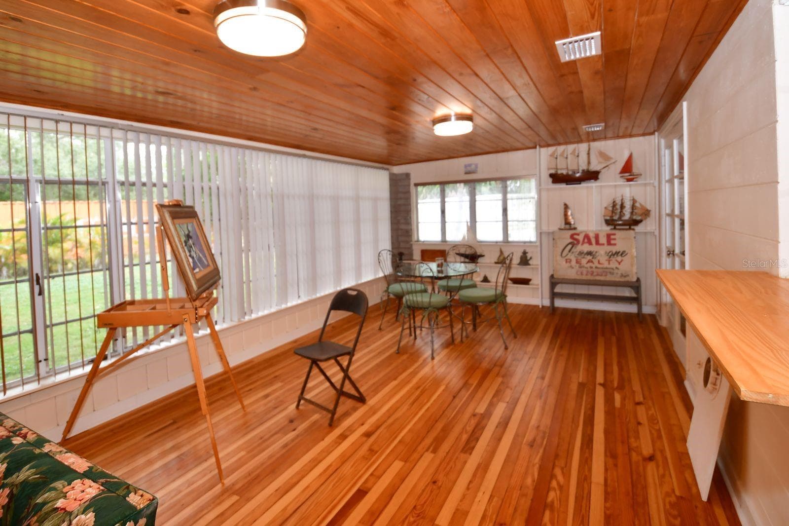 Florida Room with room for a cozy dining area - 160 BAYSHORE DR, TERRA CEIA