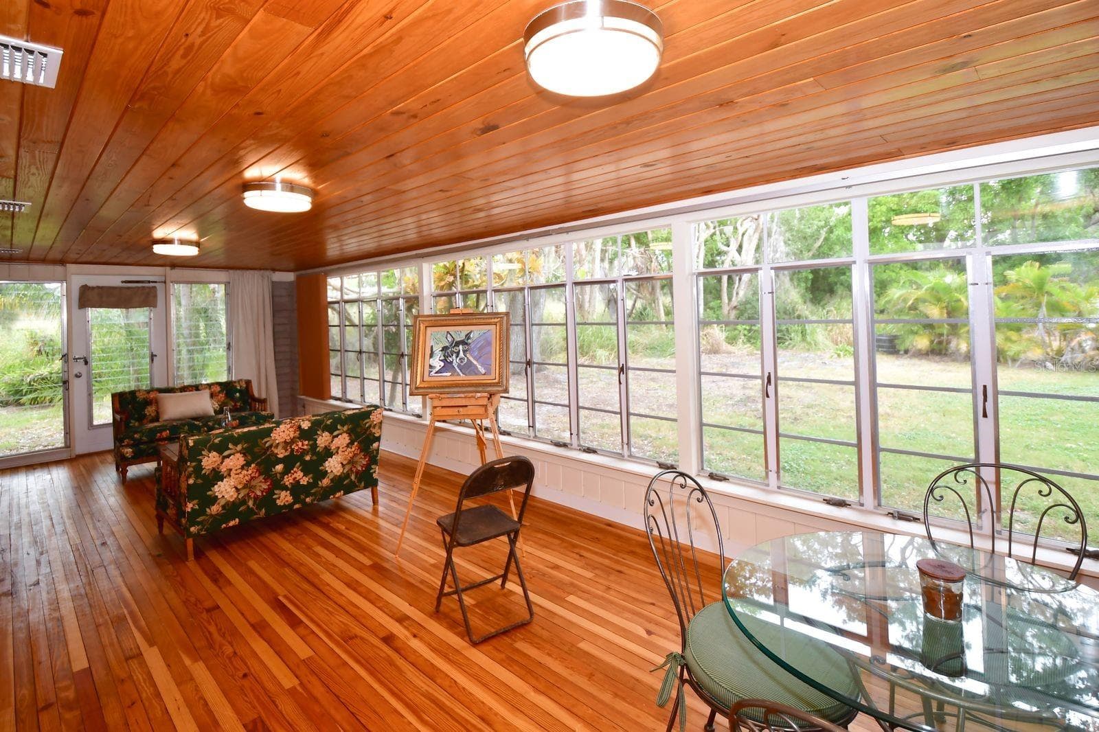 Florida Room stretches across the back of the cottage - 160 BAYSHORE DR, TERRA CEIA