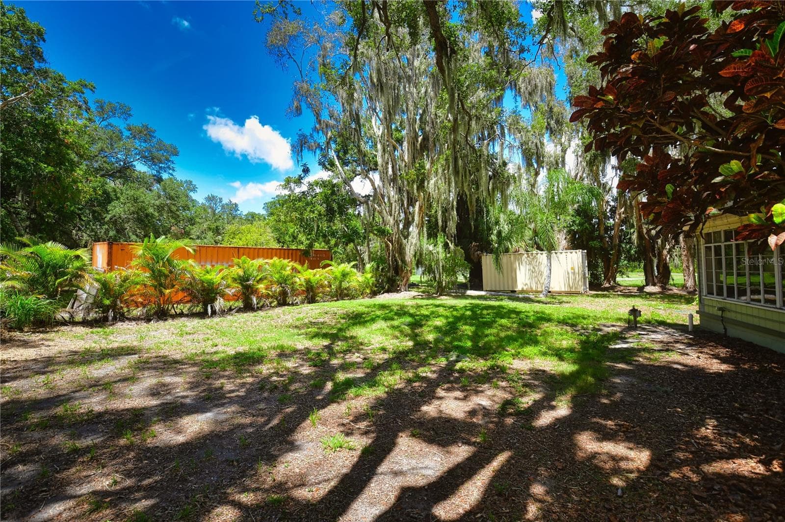 Large Back Yard with room for a pool or a big back deck or patio area. - 160 BAYSHORE DR, TERRA CEIA