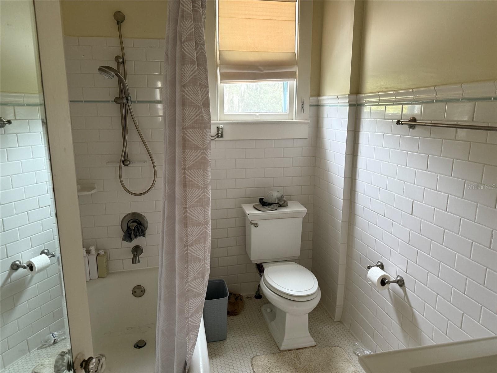 Upstairs Bathroom - 404 NE 10TH AVE, GAINESVILLE
