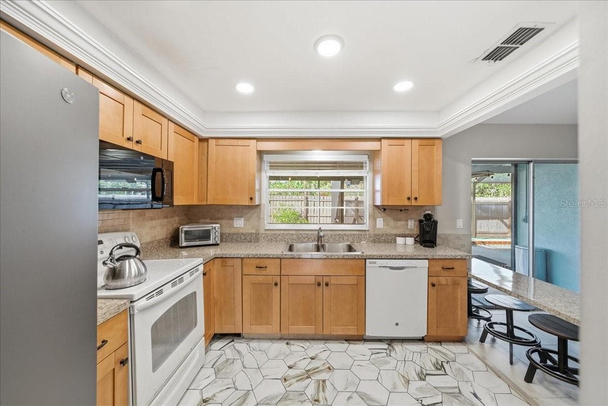 Single Family Residence at 5883 WHISTLEWOOD CIR, SARASOTA, photo 11 of 42