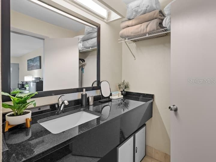 Condo - Hotel at 7150 N TAMIAMI TRL #S-613, SARASOTA, photo 13 of 37
