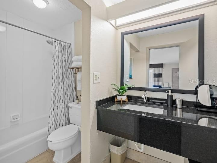 Condo - Hotel at 7150 N TAMIAMI TRL #S-613, SARASOTA, photo 14 of 37