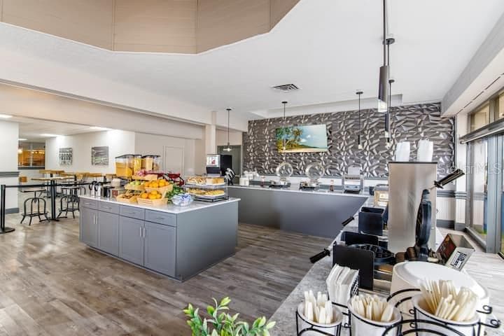 Condo - Hotel at 7150 N TAMIAMI TRL #S-613, SARASOTA, photo 25 of 37