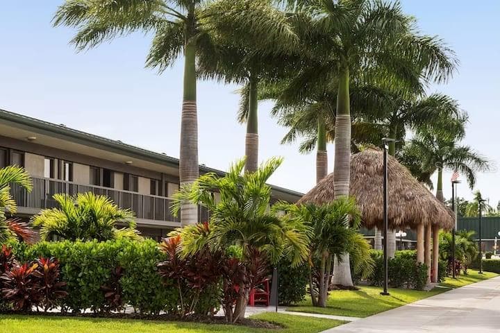 Condo - Hotel at 7150 N TAMIAMI TRL #S-613, SARASOTA, photo 33 of 37