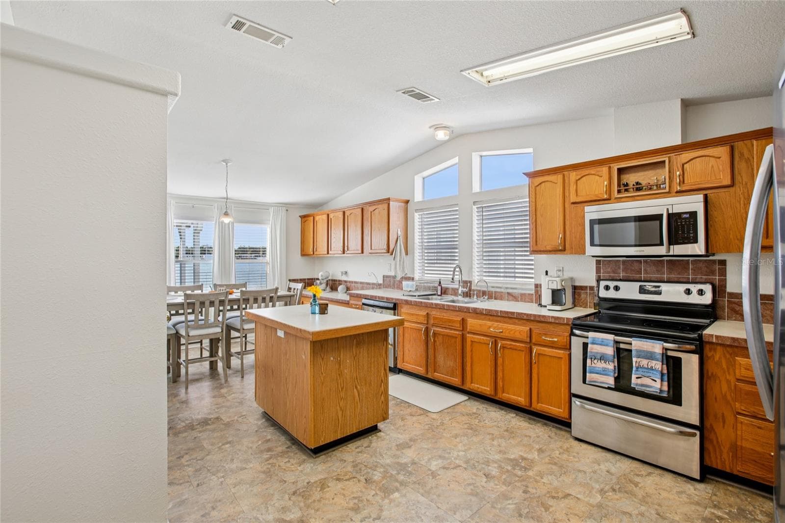 Manufactured Home at 8420 FANTASIA PARK WAY, RIVERVIEW, photo 12 of 53