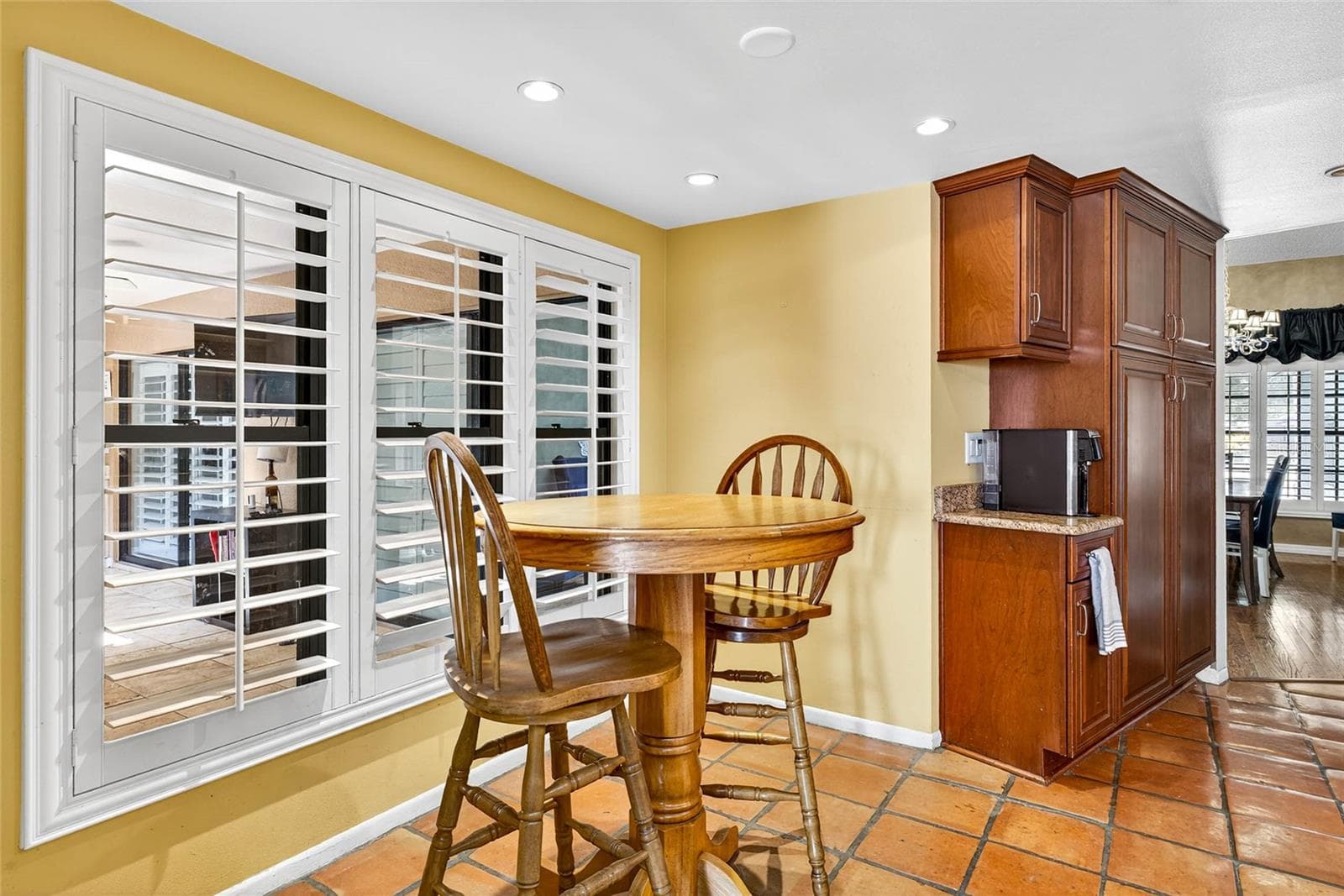 breakfast bar - 2835 HAMMOCK DR, PLANT CITY