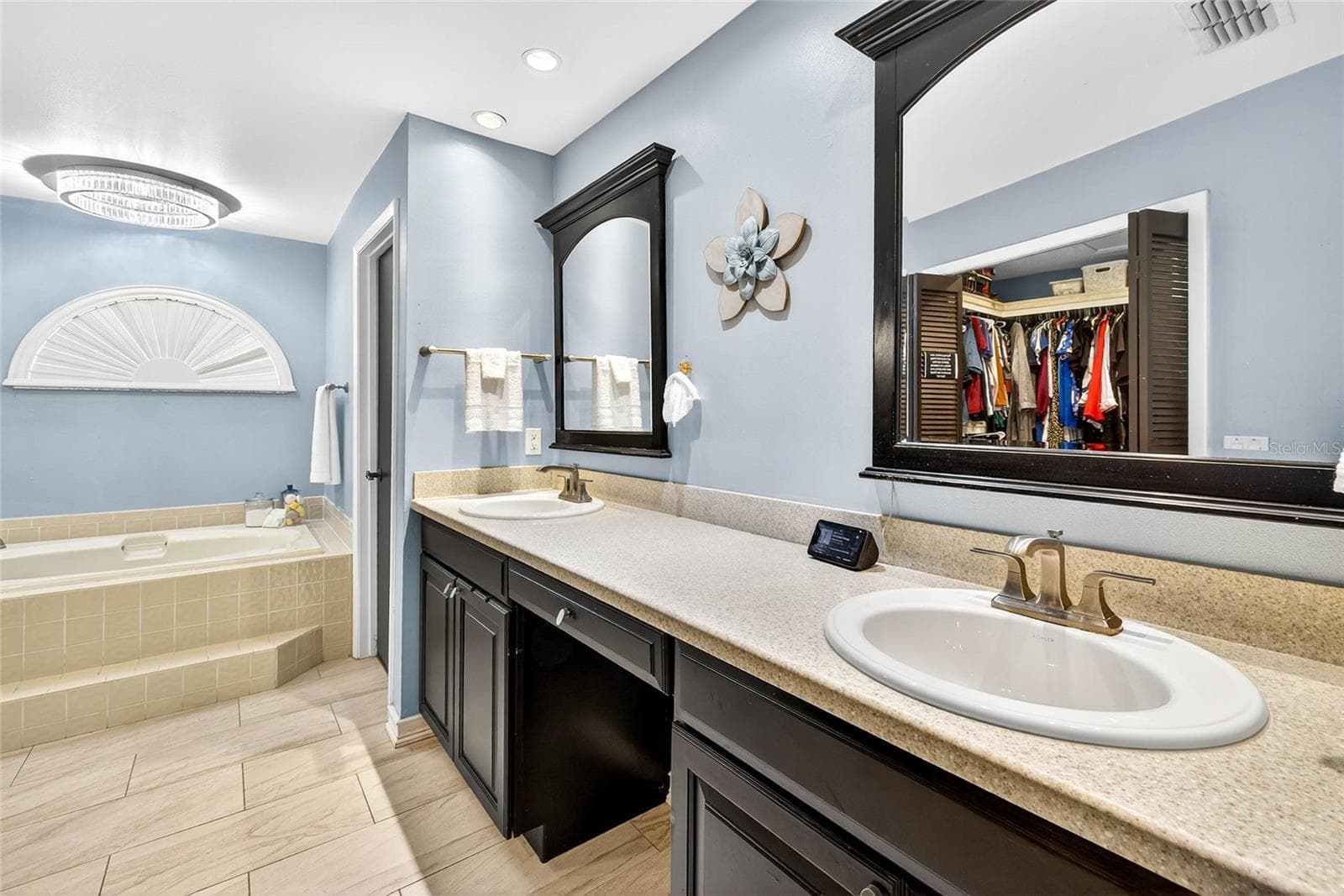dual sink primary bathroom - 2835 HAMMOCK DR, PLANT CITY